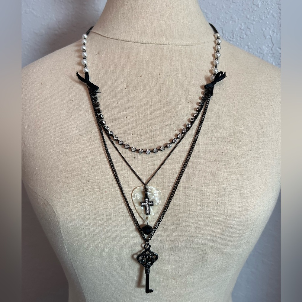 Rock n’ roll inspired guitar necklace